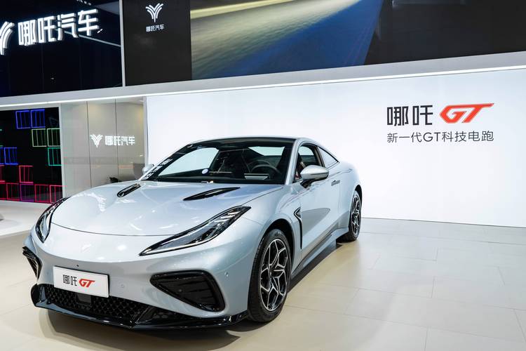 深圳328哪吒汽车在智能汽车领域的表现，领途汽车在新能源汽车市场中的影响力